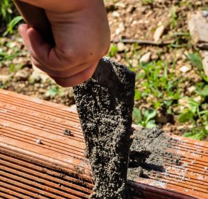 Notre équipe de maçons hautement qualifiés est prête à résoudre tous vos problèmes de petite maçonnerie, qu’il s’agisse de murs, enduits, dalles et carrelage, ragréage, linteaux... : entreprise bouteiller14